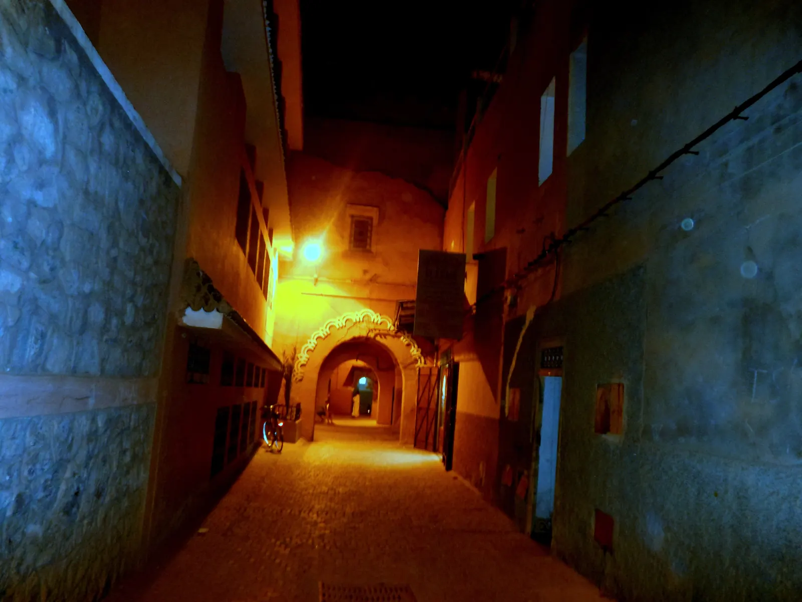 Ruelle de la médina éclairée la nuit