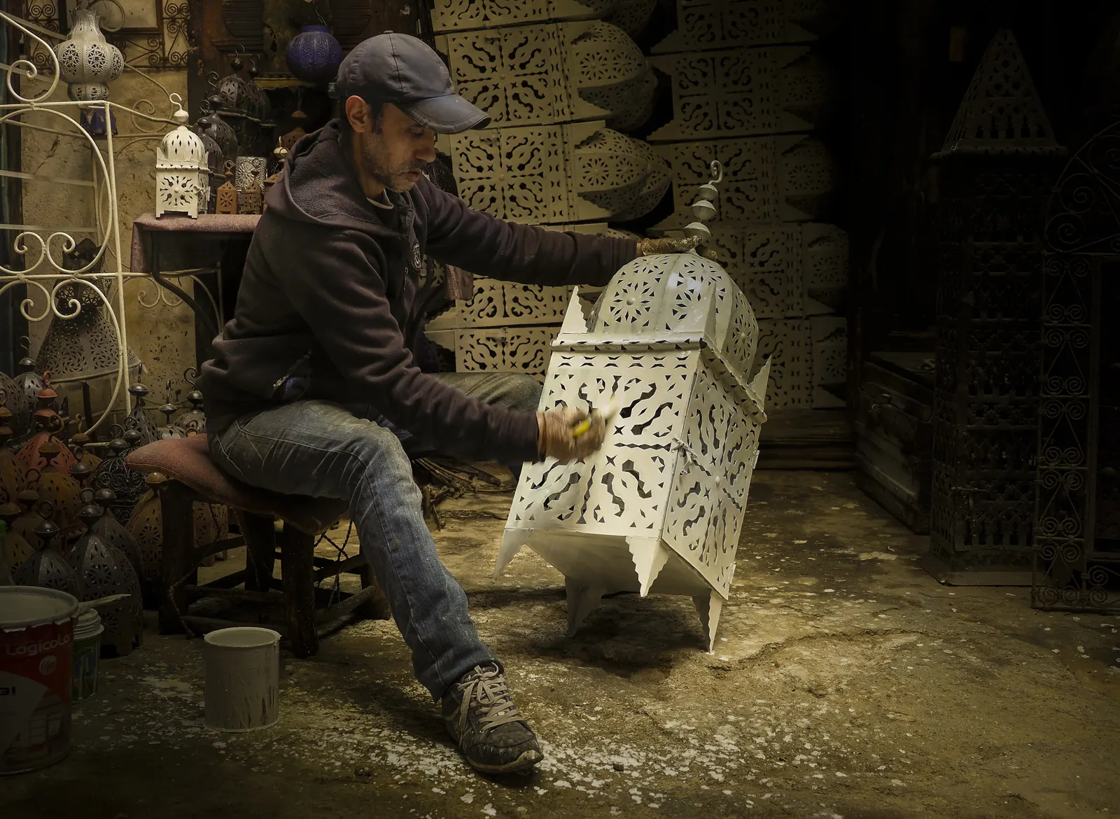 Artisan travaillant une lanterne