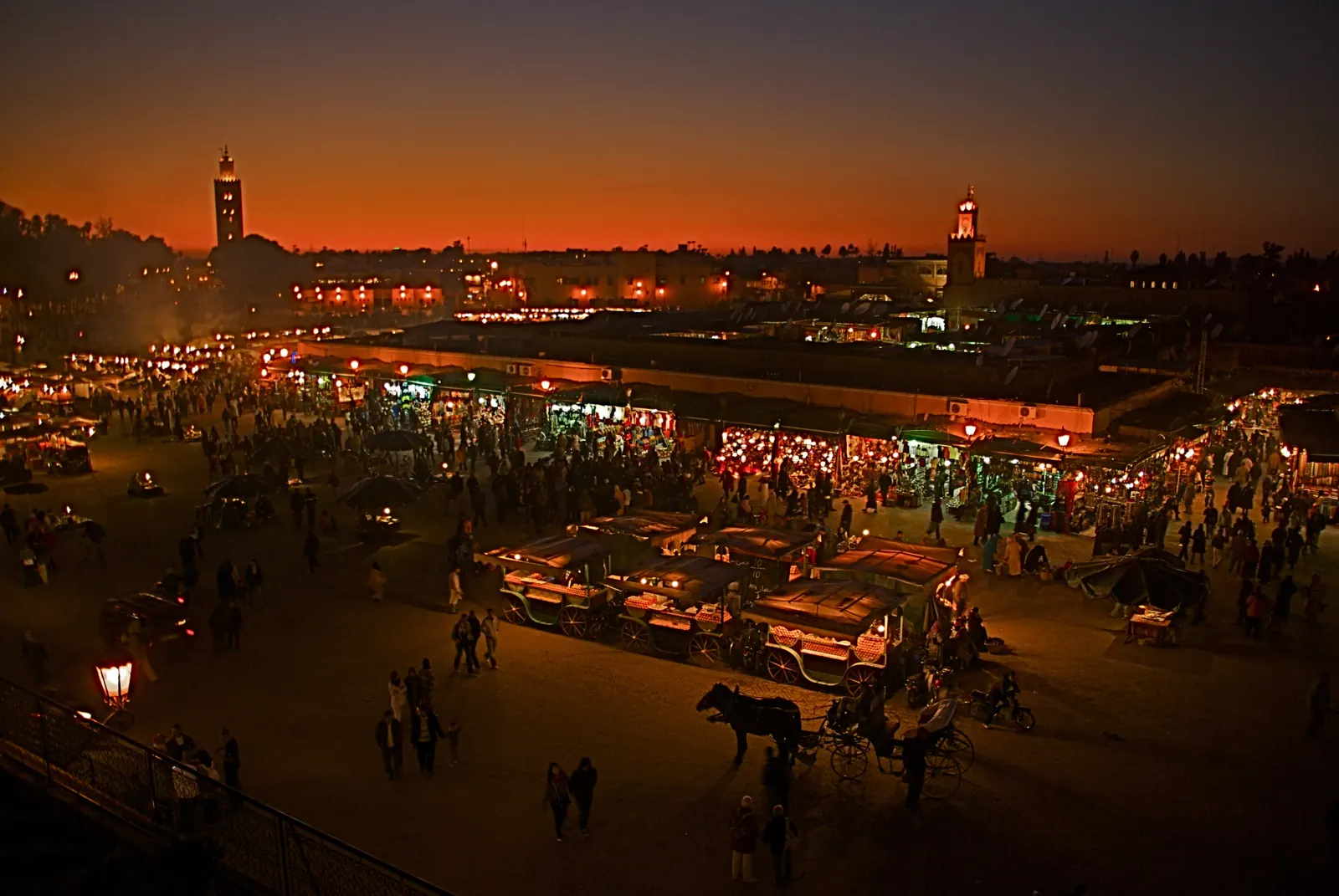 La place Jemaa el-Fna à la nuit tombée